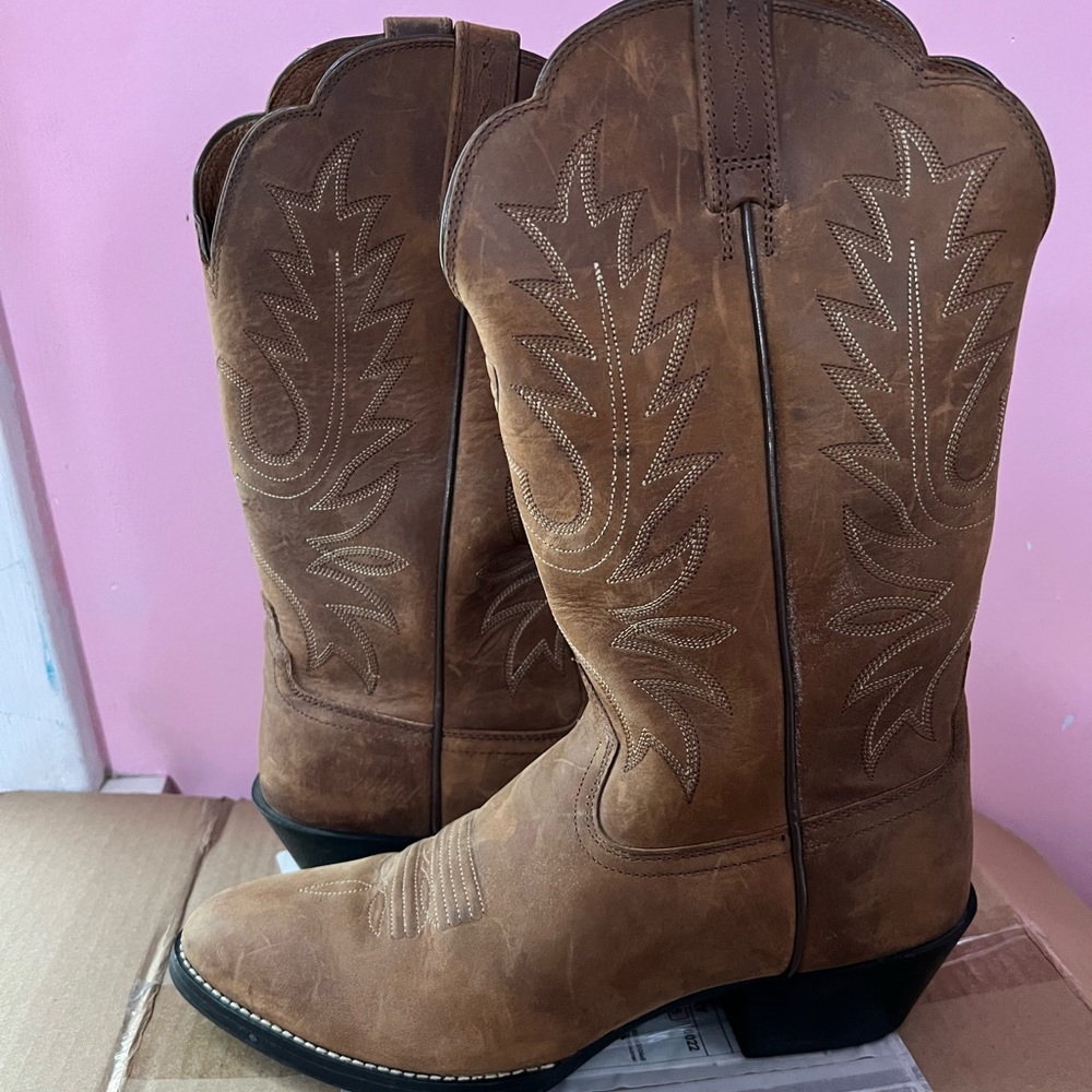 Gently loved Ariat boots!
